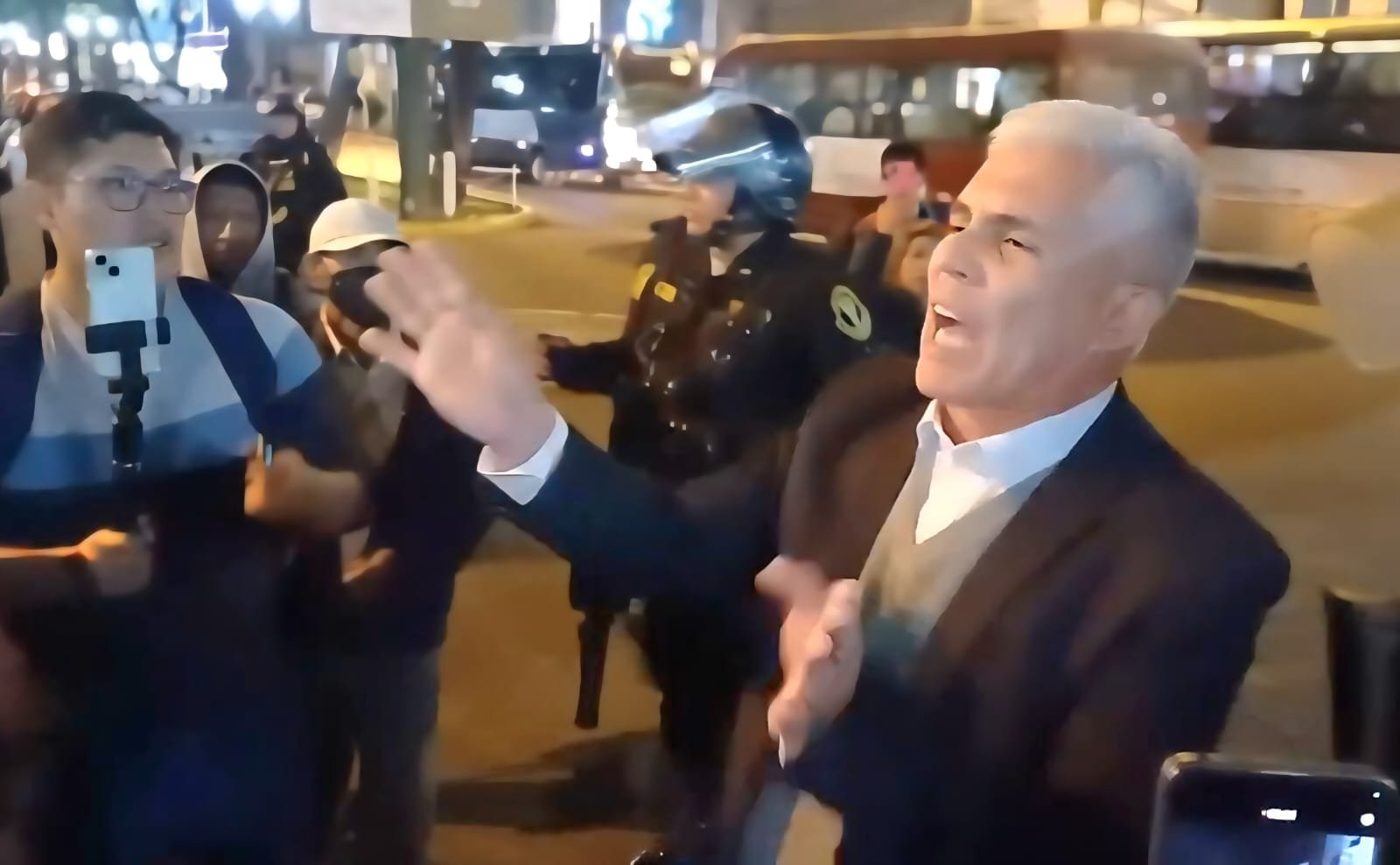 Bollinger intentó desacreditar marcha de la Generación Z y es abucheado por jóvenes en Arequipa.