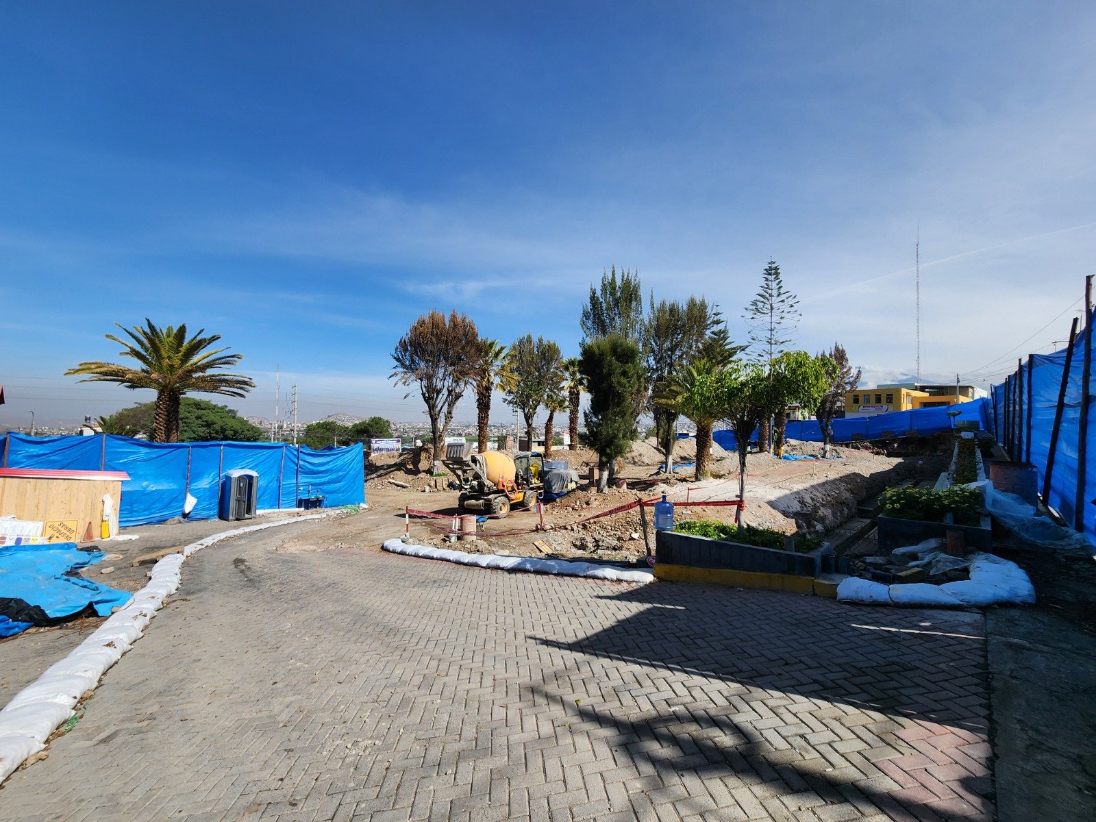 Obra abandonada en plaza de Socabaya genera protesta tras accidente laboral