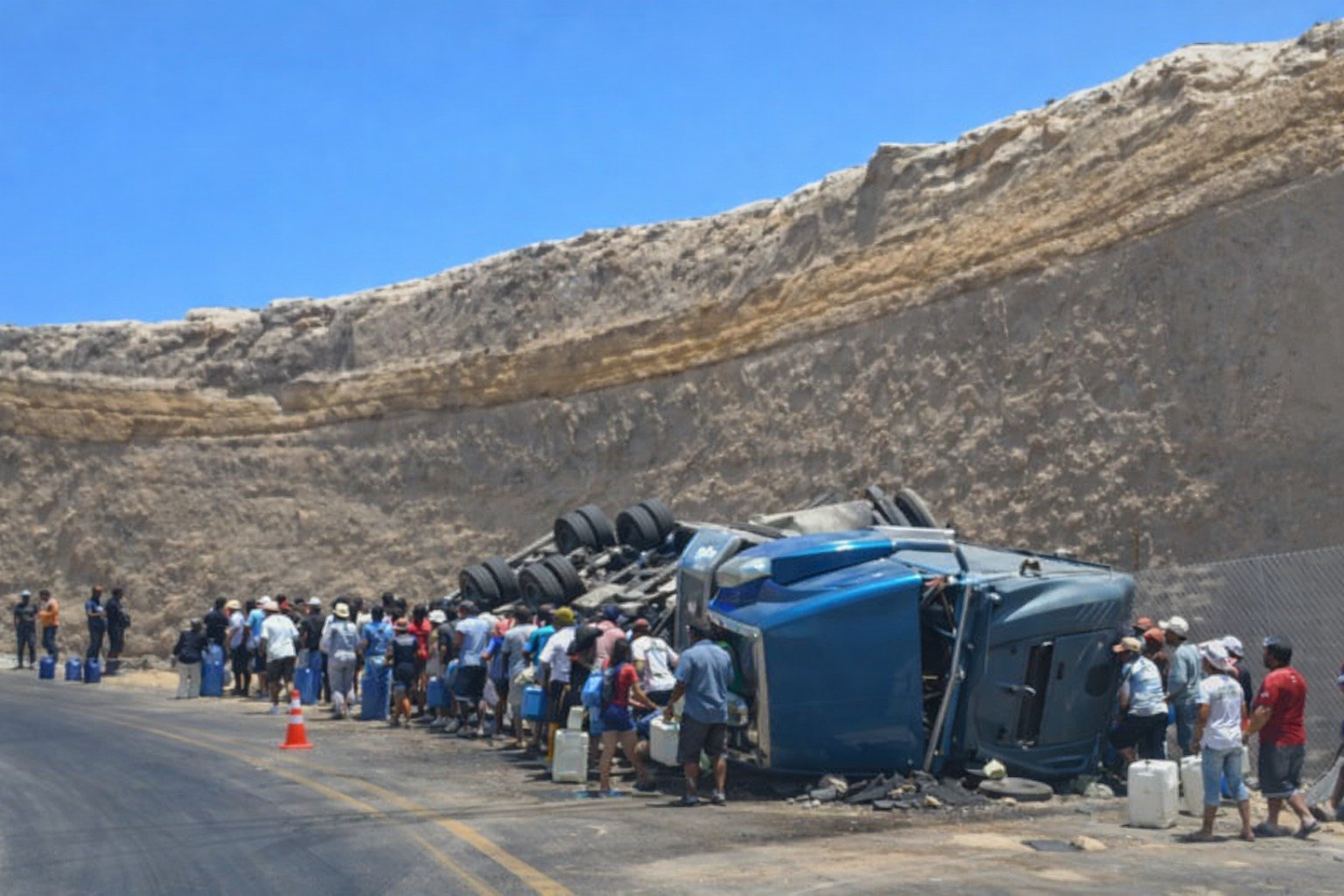 Tráiler se despista en Quilca y pobladores saquean carga de aceite