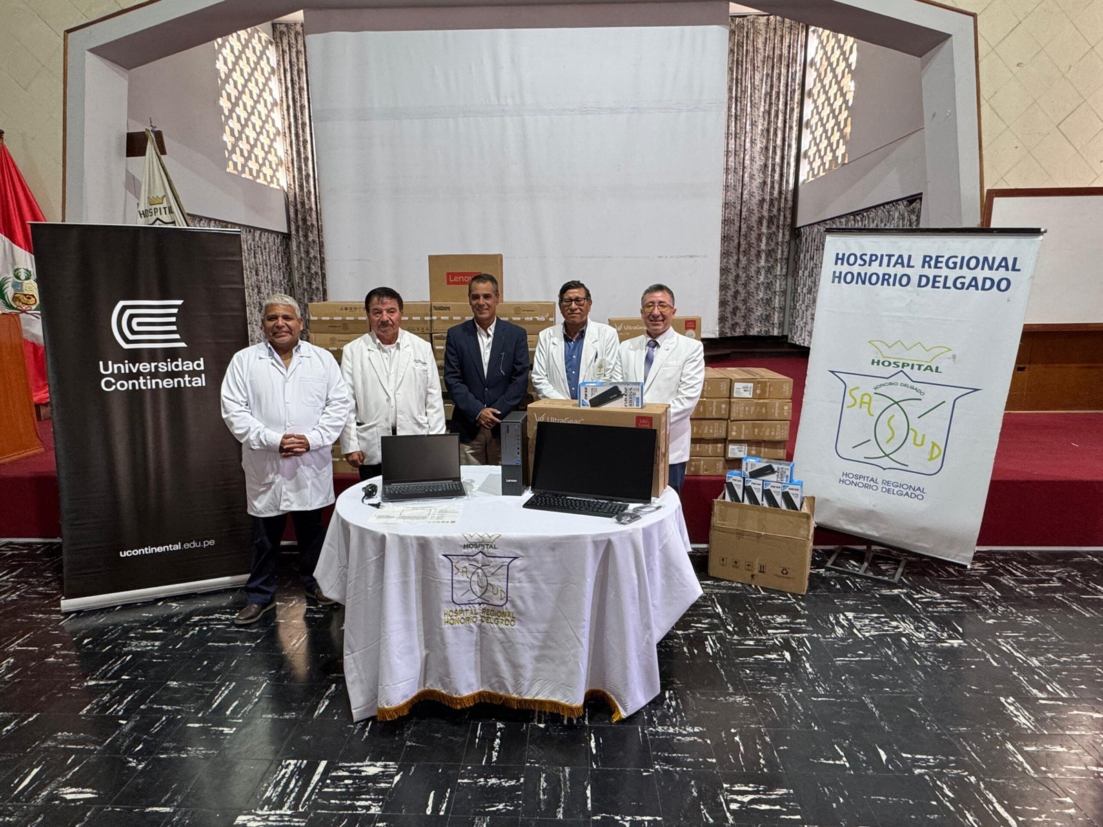 Universidad Continental dona 24 computadoras al hospital Honorio Delgado para agilizar atención