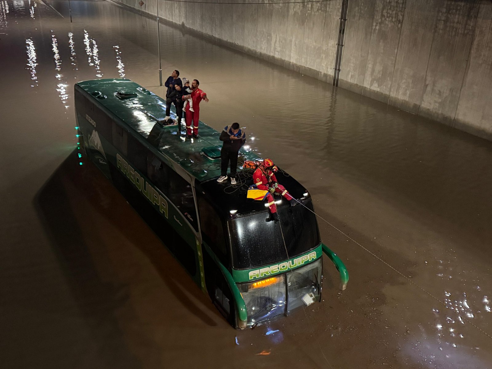 Rescatan a pasajeros atrapados en bus en la Variante de Uchumayo