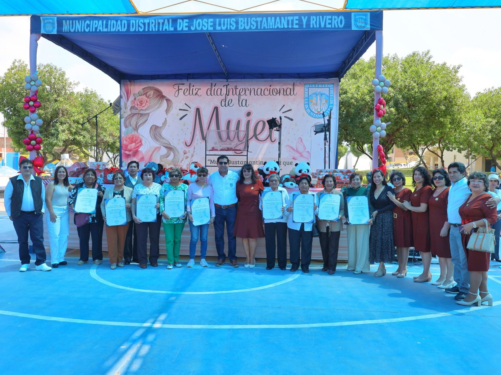 Municipalidad rinde homenaje a más de mil mujeres bustamantinas