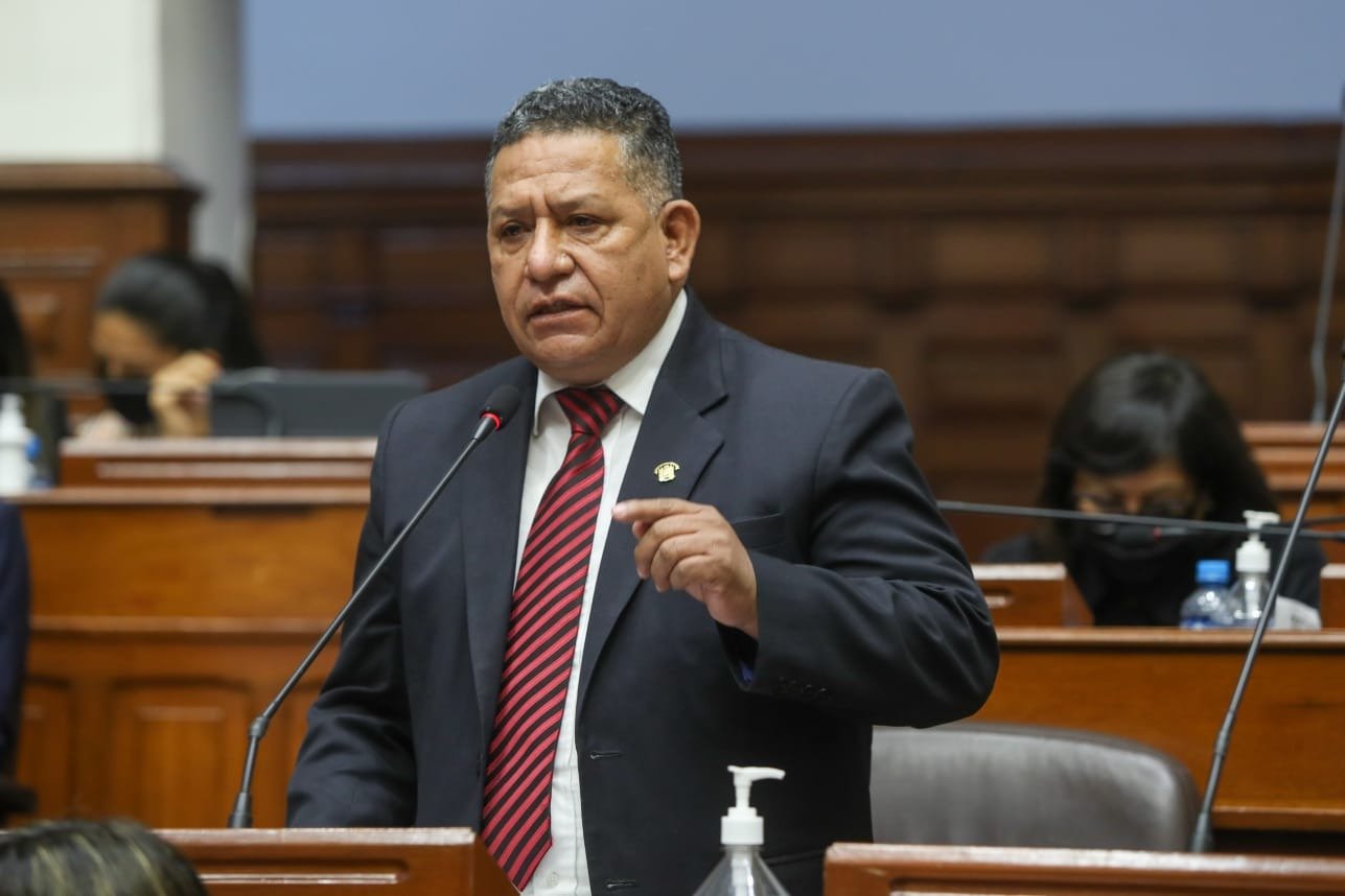 Multan con S/ 598 mil al congresista Esdras Medina por lotizaciones informales en Arequipa