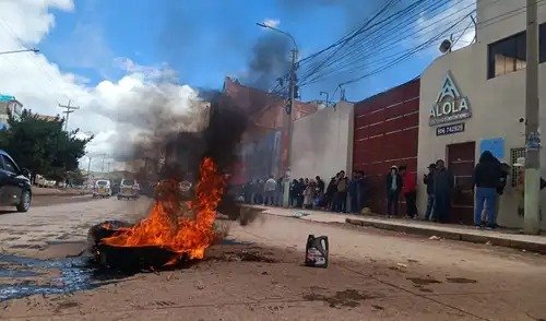 Rafael López Aliaga es rechazado en Puno durante visita de campaña: protestas marcan su llegada a Juliaca