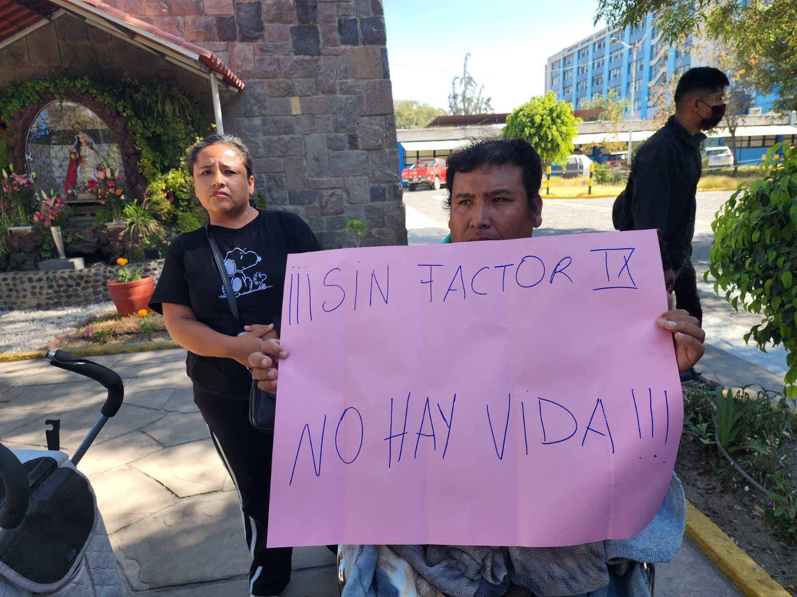 Hemofilia deja sin caminar y sin trabajo a joven conductor