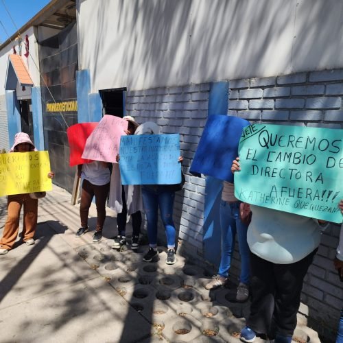 Padres exigen destitución de directora en colegio inicial de Cerro Colorado.