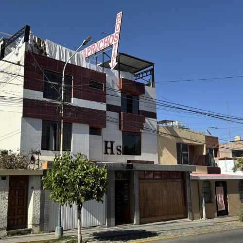 Delincuentes armados roban más de S/ 3,000 de hostal en J. L. B. y R.