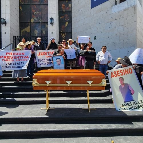 Familiares de joven asesinado protestan con ataúd frente al Poder Judicial en Arequipa.