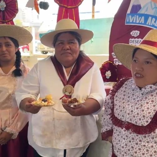 Más de mil platos típicos y chicha de guiñapo se repartieron gratis en la feria La Marina por aniversario de Arequipa.