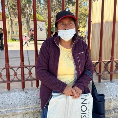 Mujer espera urgente prótesis de cadera en Arequipa.