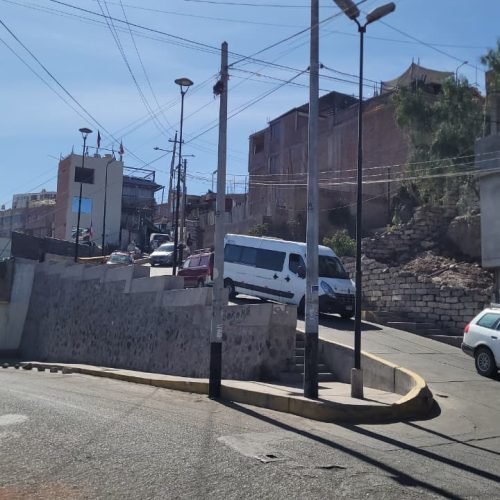 Conductores arriesgan su vida subiendo en contra del tránsito en Cerro Juli.