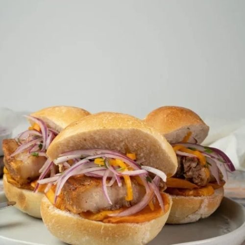 Pan con chicharrón: el desayuno peruano que mueve millones y genera empleo