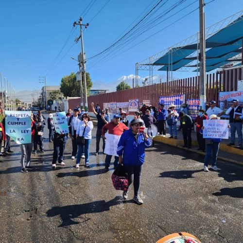 Trabajadores de educación en Arequipa protestan por incumplimiento en pago de CAFAE.