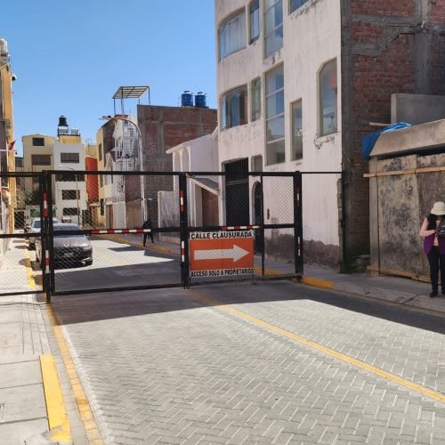 Conflicto vecinal en J. L. B. y R., por instalación de rejas ilegales.