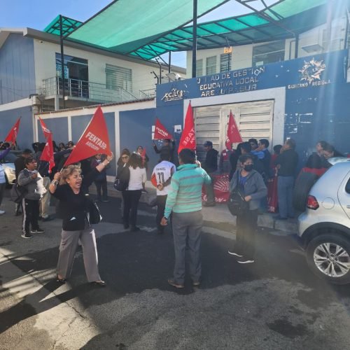 Trabajadores del sector educación protestan en la UGEL Sur por suspensión del proceso de rotación