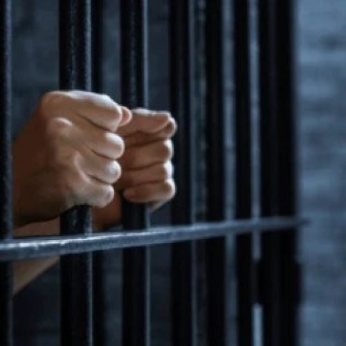 Dictan cinco meses de prisión preventiva para acusado de feminicidio en Chala