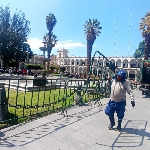 Municipalidad instalará vallas en la Plaza de Armas para proteger áreas verdes este 31 de octubre