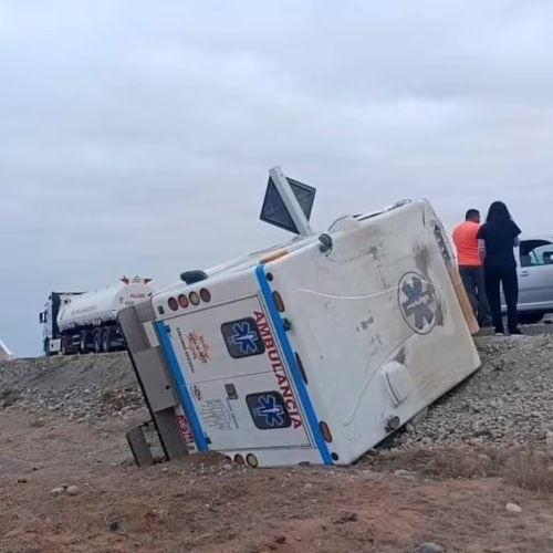 Ambulancia del Minsa se vuelca y deja dos heridas