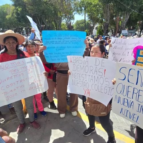 Padres de familia protestan por retrasos en la construcción del colegio José María Arguedas en Cerro Colorado