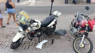 Mollendo: conductor en presunto estado de ebriedad impacta y daña dos motos policiales