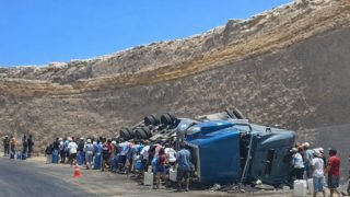 Tráiler se despista en Quilca y pobladores saquean carga de aceite