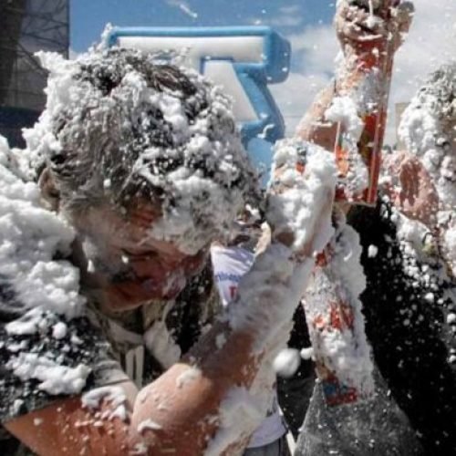 Alerta en Arequipa: 17 casos de conjuntivitis química por espumas y polvos de carnavales