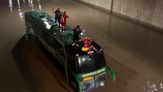 Rescatan a pasajeros atrapados en bus en la Variante de Uchumayo