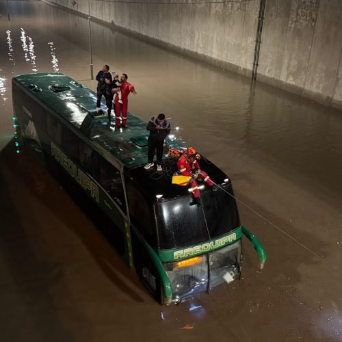Rescatan a pasajeros atrapados en bus en la Variante de Uchumayo