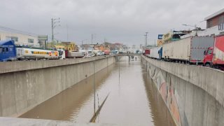 Variante de Uchumayo se inunda por tercera vez y supera el metro ochenta de altura