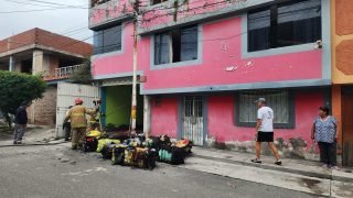 Dos personas fueron afectadas por incendio de fardos de ropa en Paucarpata