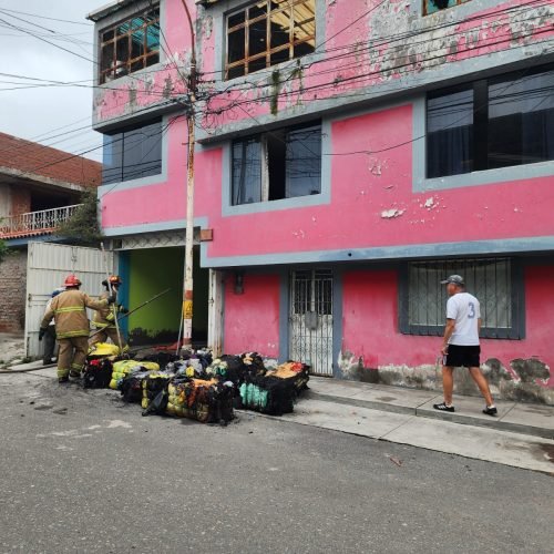 Dos personas fueron afectadas por incendio de fardos de ropa en Paucarpata