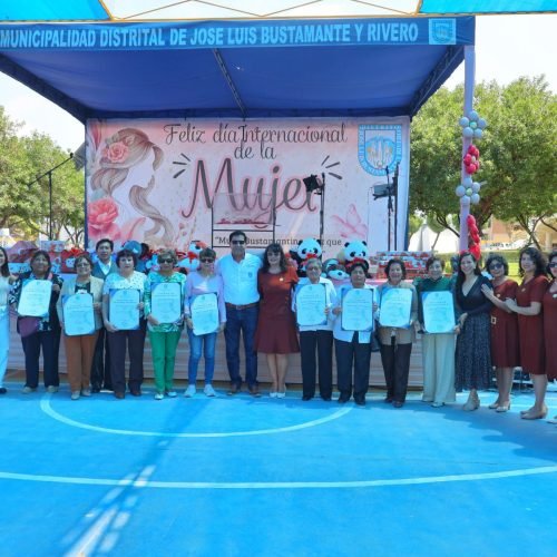 Municipalidad rinde homenaje a más de mil mujeres bustamantinas