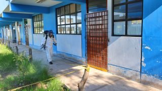 Bustamante fumiga colegios para un retorno seguro a las aulas