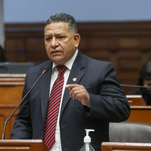 Multan con S/ 598 mil al congresista Esdras Medina por lotizaciones informales en Arequipa