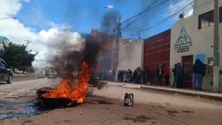 Rafael López Aliaga es rechazado en Puno durante visita de campaña: protestas marcan su llegada a Juliaca