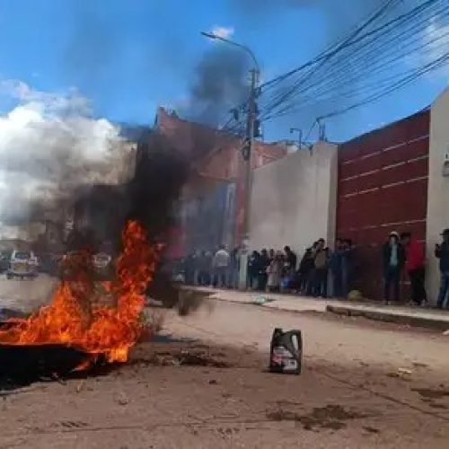 Rafael López Aliaga es rechazado en Puno durante visita de campaña: protestas marcan su llegada a Juliaca