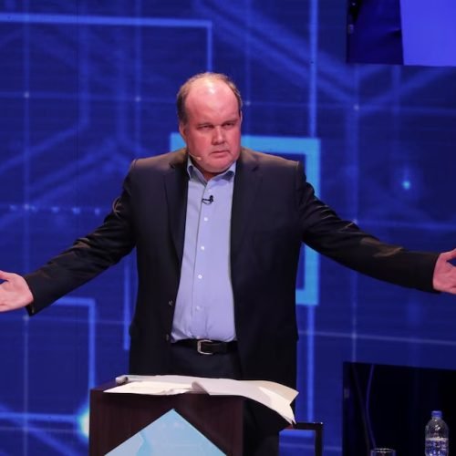 Rafael López Aliaga es rechazado en Puno durante visita de campaña: protestas marcan su llegada a Juliaca