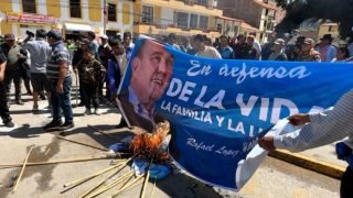 Rafael López Aliaga es atacado con huevos en Andahuaylas durante mitin en Apurímac
