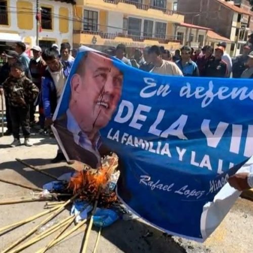 Rafael López Aliaga es atacado con huevos en Andahuaylas durante mitin en Apurímac