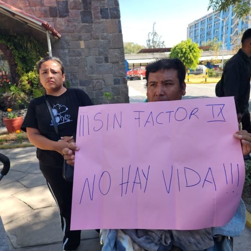 Hemofilia deja sin caminar y sin trabajo a joven conductor