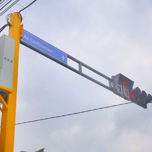 Bustamante es el primer distrito que instala semaforización inteligente priorizando al peatón