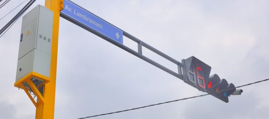 Bustamante es el primer distrito que instala semaforización inteligente priorizando al peatón
