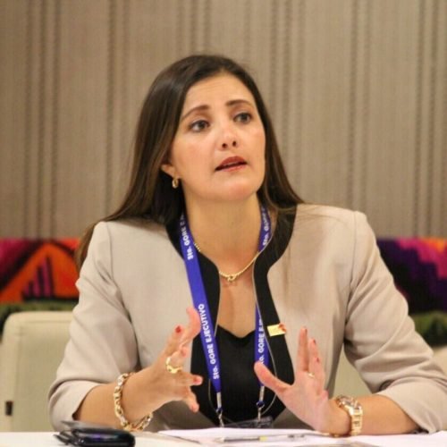 Yamila Osorio critica a Rohel Sánchez por retrasos en hospitales regionales