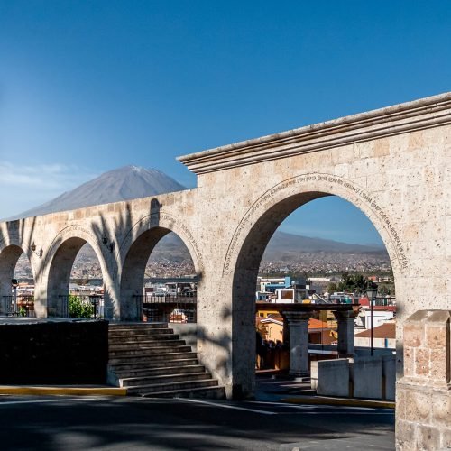 Polémica en Yanahuara por cobro de S/82 a fotógrafos en plaza principal.